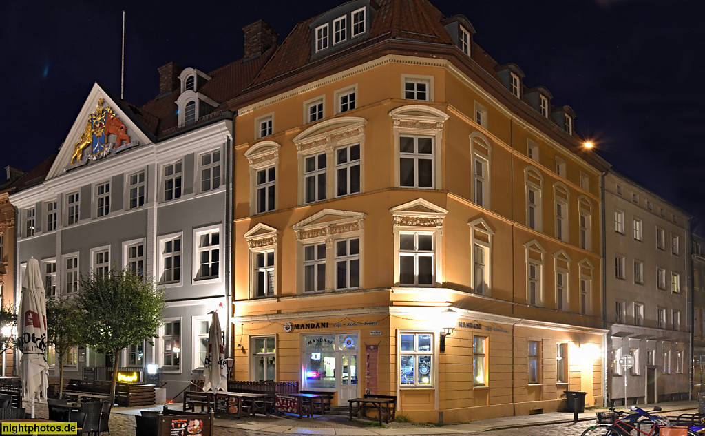 Stralsund. Altstadt. Eckhaus erbaut 1876 von Kaufmann Friedrich Lönnies als Geschäftshaus mit Ladenlokal. Heute Gastronomie Mandani Coffeeshop. Alter Markt 13