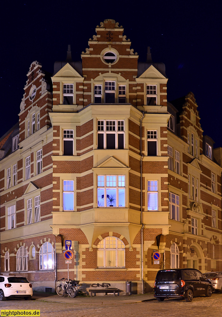 Stralsund. Altstadt. Eckhaus erbaut 1903 in Neorenaissance mit teilverputzter Ziegelfassade drei Zwerchhäusern und Erker. Knieperstrasse 15 Ecke Schillstrasse