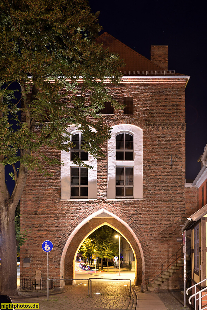 Stralsund. Altstadt. Kniepertor. Stadttor erbaut 1293 als Ziegelbau. Torbauwerk der Stadtbefestigung. Umbau in Wohnraum 1967. Knieperstrasse 10