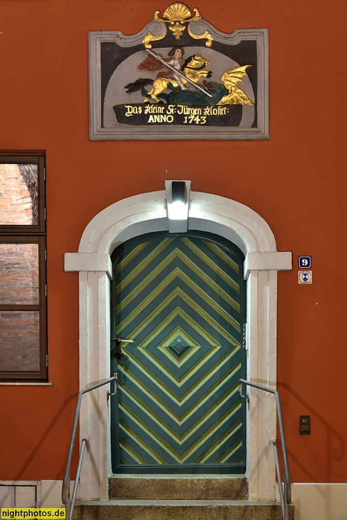 Stralsund. Altstadt. Wohnhaus erbaut 1743 als Kleines Sankt-Jürgen-Hospital. Sandsteinrelief mit Drachentöter St. Jürgen über Korbbogenportal. Knieperstrasse 9