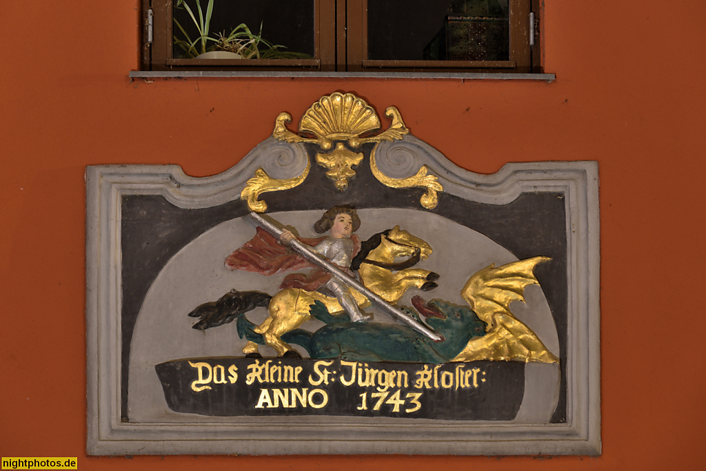 Stralsund. Altstadt. Wohnhaus erbaut 1743 als Kleines Sankt-Jürgen-Hospital. Sandsteinrelief mit Drachentöter St. Jürgen über Korbbogenportal. Knieperstrasse 9