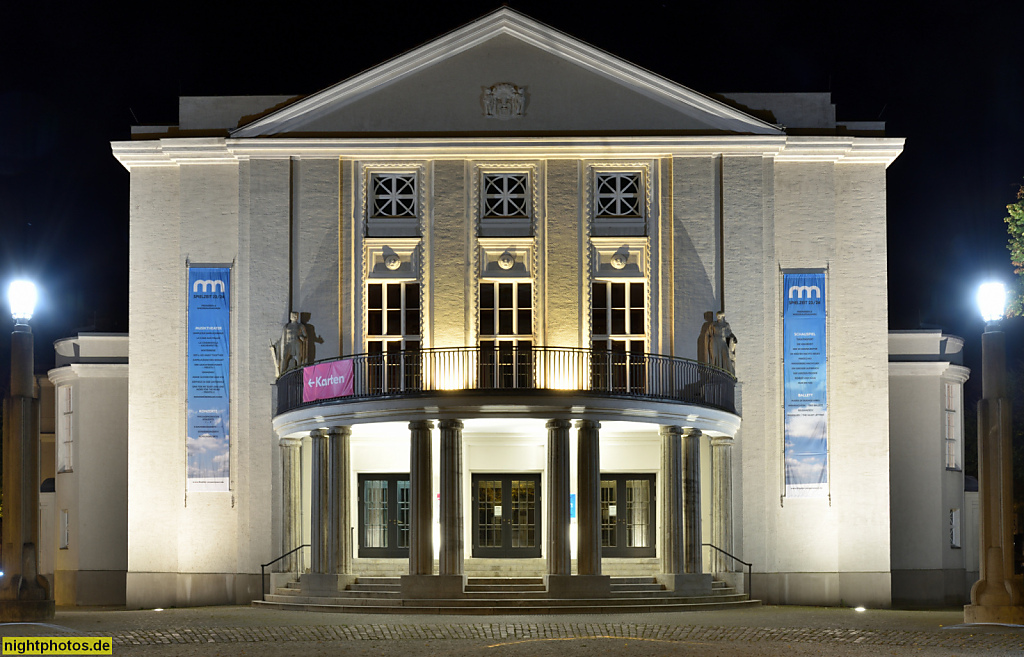 Stralsunder Theater. Erbaut 1913-1914 von Carl Moritz. Umbau 1968. Saniert 2005-2008 von Jörg Springer. Olof-Palme-Platz 6