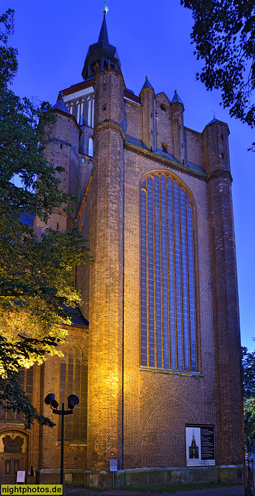 Stralsund Altstadt. St. Marien erbaut im 14. Jhdt. in spätgotischer Backsteingotik am Neuen Markt in der Marienchorstrasse. Barocke Turmhaube erbaut 1708. Nordseite