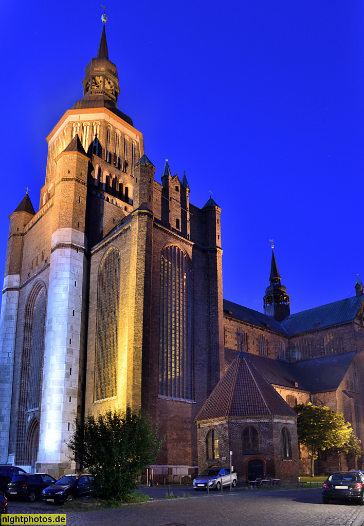 Stralsund Altstadt. St. Marien erbaut im 14. Jhdt. in spätgotischer Backsteingotik am Neuen Markt in der Marienchorstrasse. Barocke Turmhaube erbaut 1708. Westseite und Südseite mit Apollonienkapelle