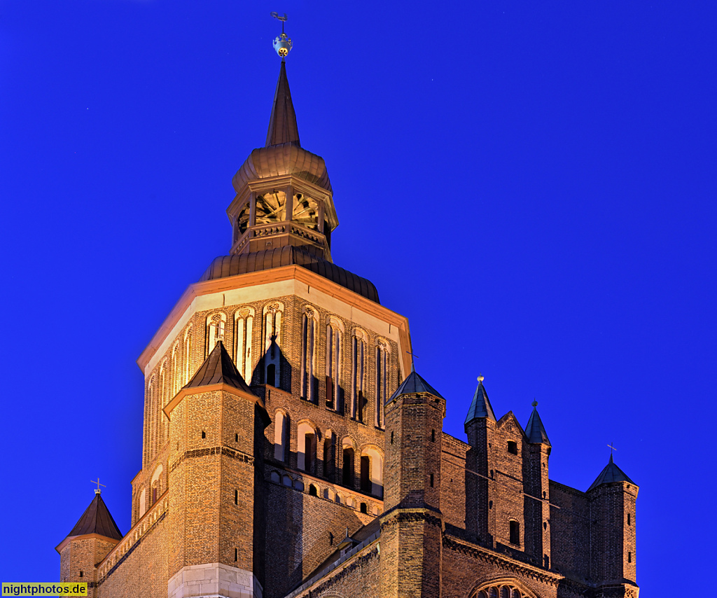 Stralsund Altstadt. St. Marien erbaut im 14. Jhdt. in spätgotischer Backsteingotik am Neuen Markt in der Marienchorstrasse. Turmspitze auf Westwerk