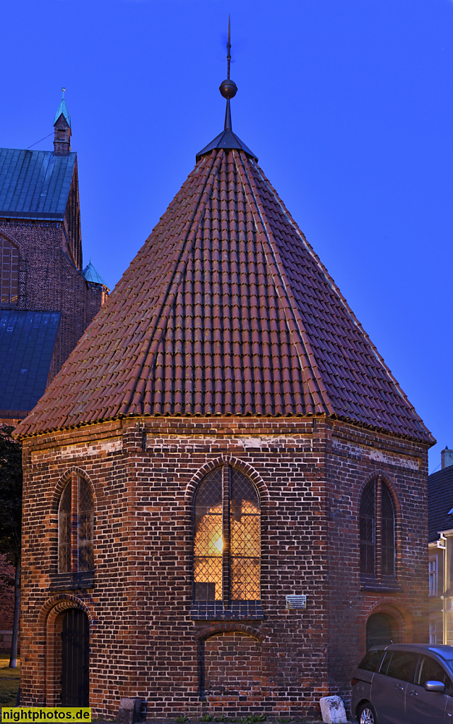 Stralsund Apollonienkapelle erbaut 1416 neben St. Marien. Achteckiger spätgotischer Backsteinbau mit Spitzbogenfenstern benannt nach der Märtyrerin Apollonia von Alexandria