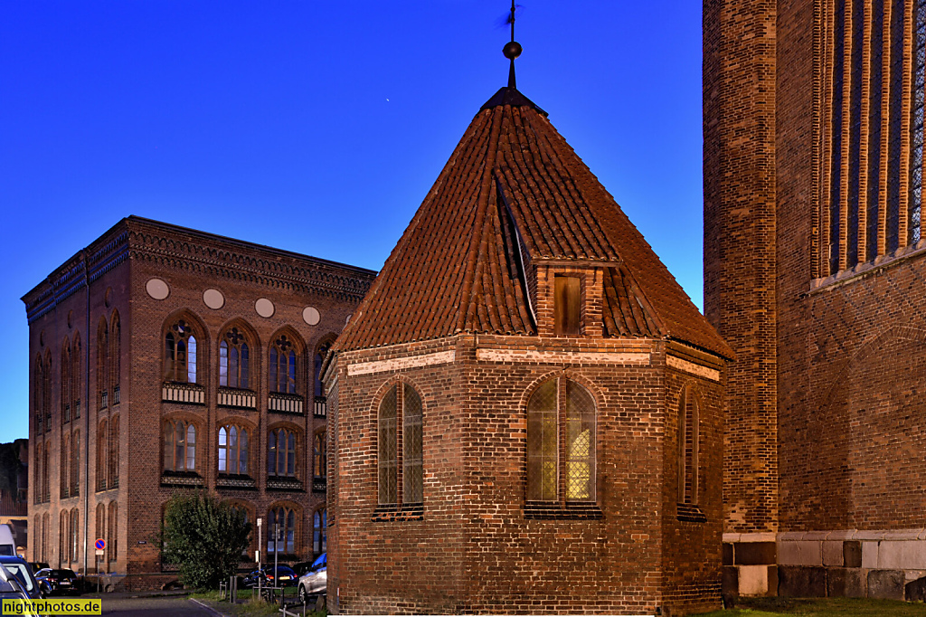 Stralsund Apollonienkapelle erbaut 1416 neben St. Marien. Achteckiger spätgotischer Backsteinbau mit Spitzbogenfenstern benannt nach der Märtyrerin Apollonia von Alexandria