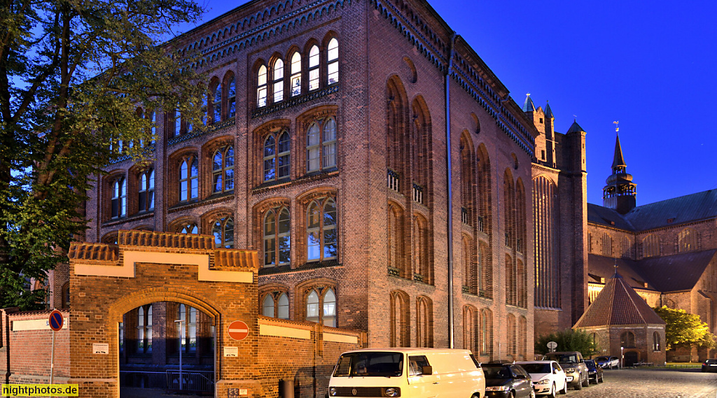 Stralsund. Altstadt. Wohnhaus neugotisch erbaut 1875 von Ernst von Haselberg als Realschule. Nach WK2 bis 2005 Berufsschule Karl Krull. Saniert 2012-2013. Bleistrasse 4