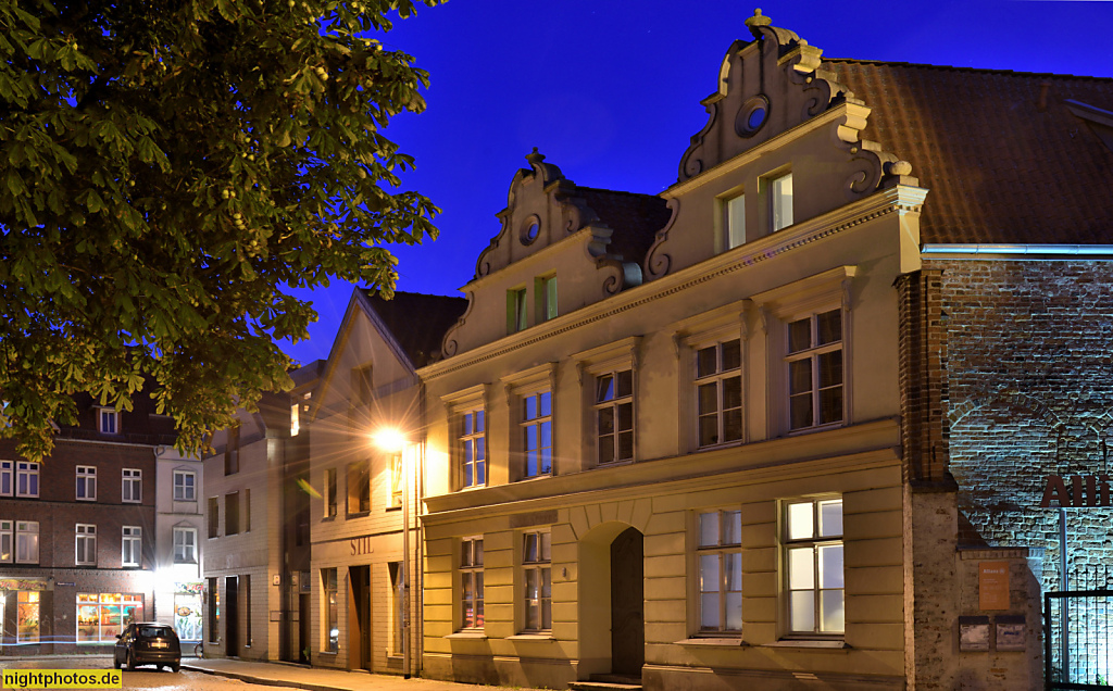 Stralsund. Altstadt. Wohnhaus mit doppeltem Volutengiebel erbaut im 16. Jahrhundert. Umbau 19. Jahrhundert in Neorenaissance. Marienchorstrasse 3