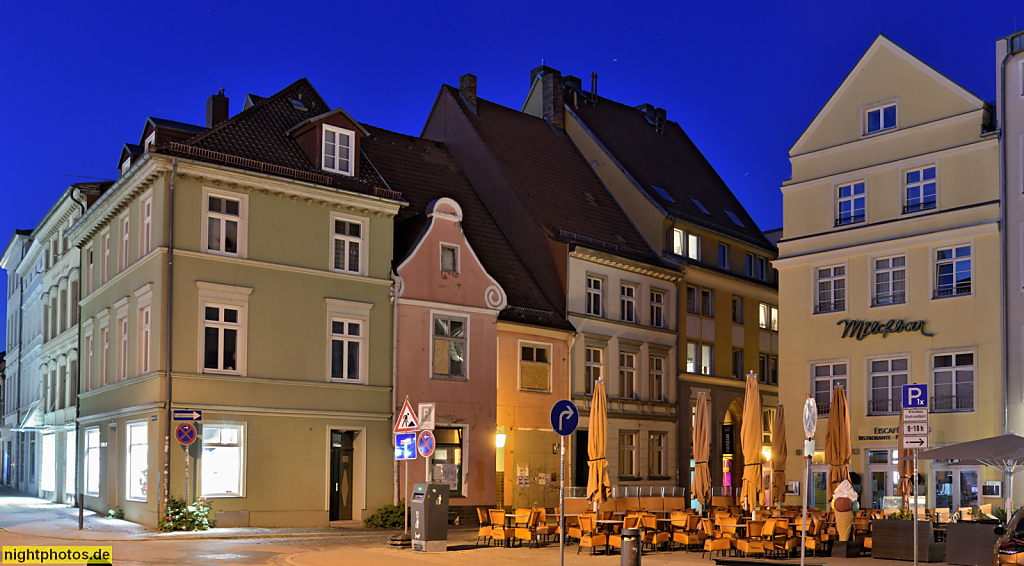 Stralsund. Altstadt. Neuer Markt 11 erbaut 18. Jhdt mit Satteldach und Quergiebel mit Voluten. Neuer Markt 12 erbaut im 19. Jhdt mit Konsolgesims Fensterverdachung und Putzbändern