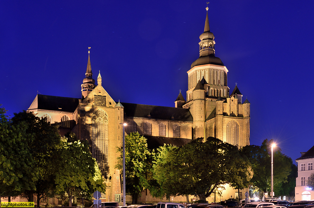 Stralsund. Altstadt. St. Marien erbaut im 14. Jhdt. in spätgotischer Backsteingotik am Neuen Markt in der Marienchorstrasse. Barocke Turmhaube erbaut 1708. Nordseite