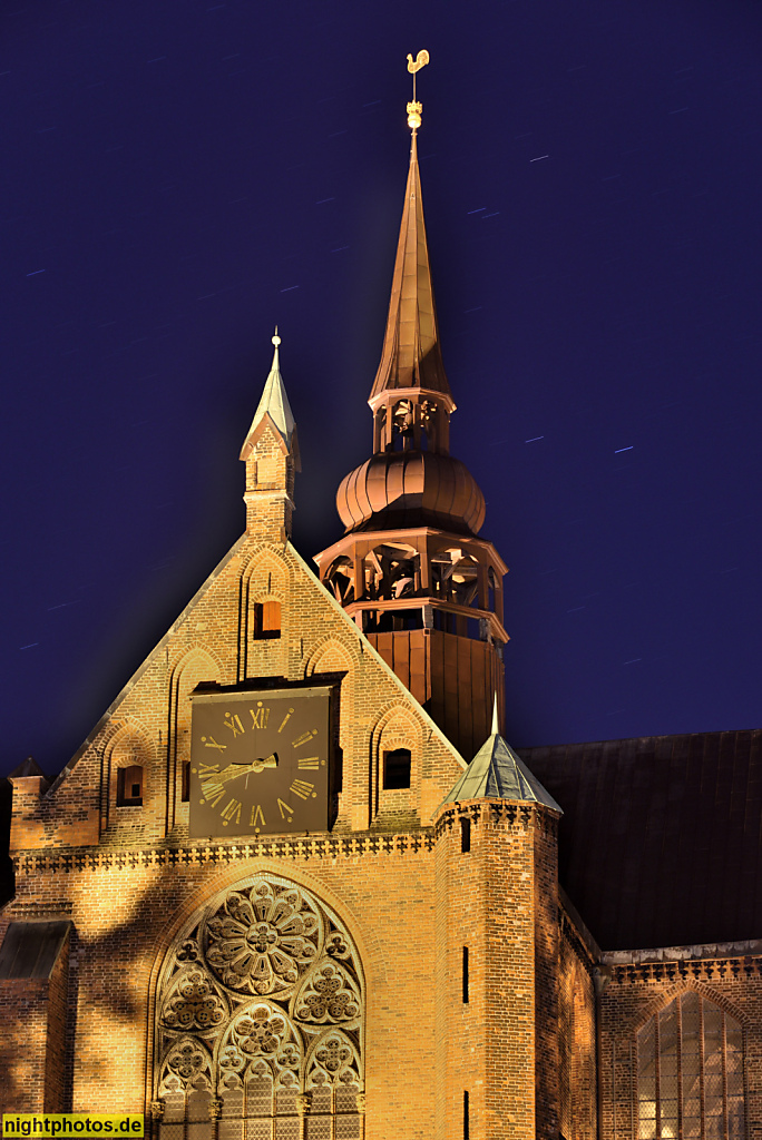 Stralsund. Altstadt. St. Marien erbaut im 14. Jhdt. in spätgotischer Backsteingotik am Neuen Markt in der Marienchorstrasse. Barocke Turmhaube erbaut 1708. Nordseite