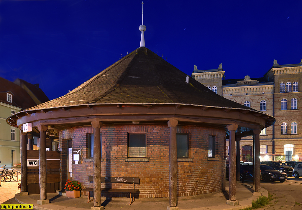 Stralsund. Altstadt. Neuer Markt. Rundpavillon mit Spitzdach. WC Toilette