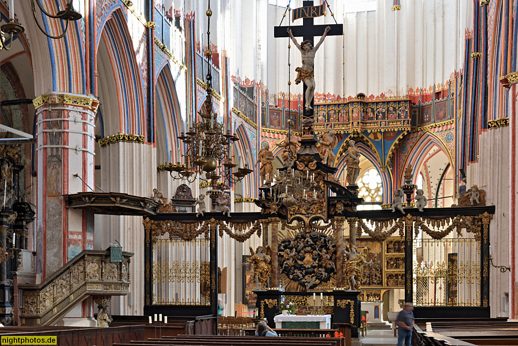 Stralsund. Altstadt. St.-Nikolai-Kirche erbaut 1270-1350. Kanzel Lettner Triumphkreuz. Hauptaltar erschaffen 1706-1708 von Thomas Phalert