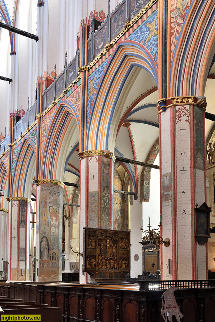 Stralsund. Altstadt. St.-Nikolai-Kirche erbaut 1270-1350. Gotische Spitzbogen Joche am Langhaus. Seitenschiff mit Kreuzippengewölbe