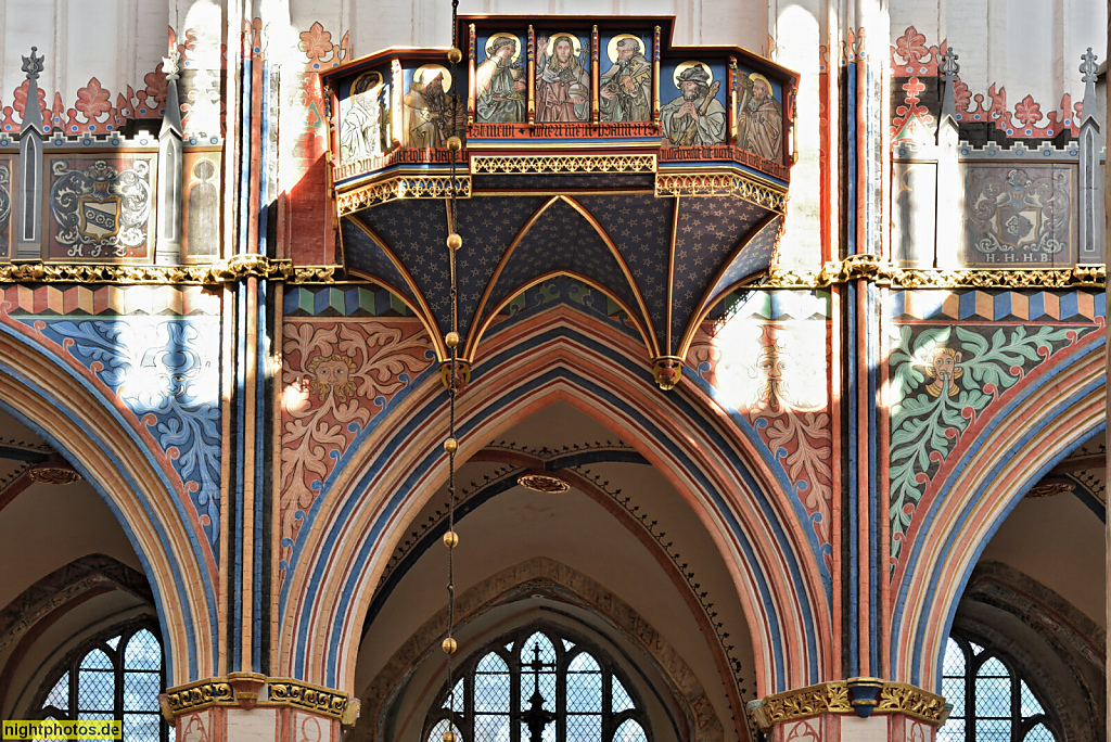 Stralsund. Altstadt. St.-Nikolai-Kirche erbaut 1270-1350. Gotische Spitzbogen Joche am Langhaus. Hochkanzel