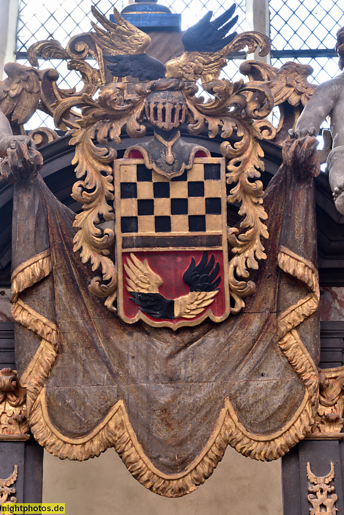 Stralsund. Altstadt. St.-Nikolai-Kirche erbaut 1270-1350. Epitaph mit Wappen Heraldik. Holzschnitzerei