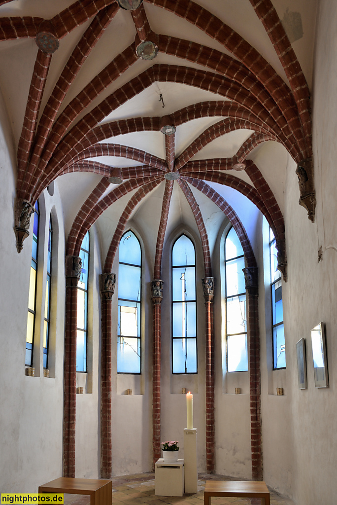 Stralsund. Altstadt. St.-Nikolai-Kirche erbaut 1270-1350. Greiffenheimsche Kapelle. Fenster von Prof. Johannes Schreiter erschaffen 2006