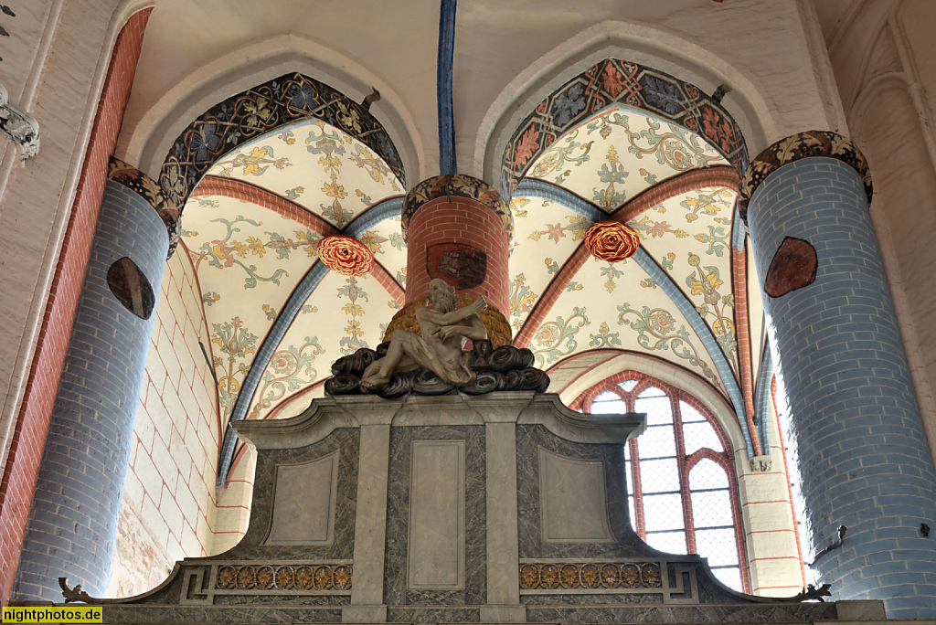 Stralsund. Altstadt. St.-Nikolai-Kirche erbaut 1270-1350. Sternrippengewölbe mit Schlussstein und floraler Ausmalung