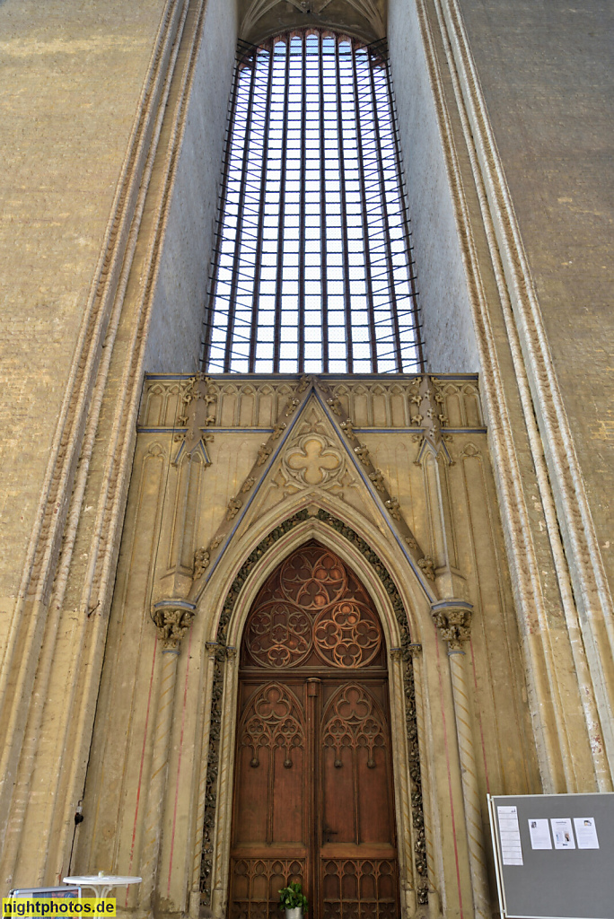 Stralsund. Altstadt. St. Marien erbaut im 14. Jhdt. in Spätgotik am Neuen Markt. Westwerk mit Kirchenfenster als Hochfenster