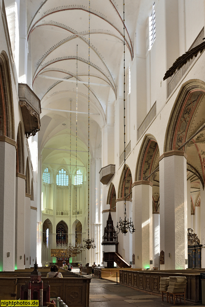 Stralsund. Altstadt. St. Marien erbaut im 14. Jhdt. in Spätgotik am Neuen Markt. Langhaus mit Altarraum und Kanzel unter Kreuzrippengewölbe