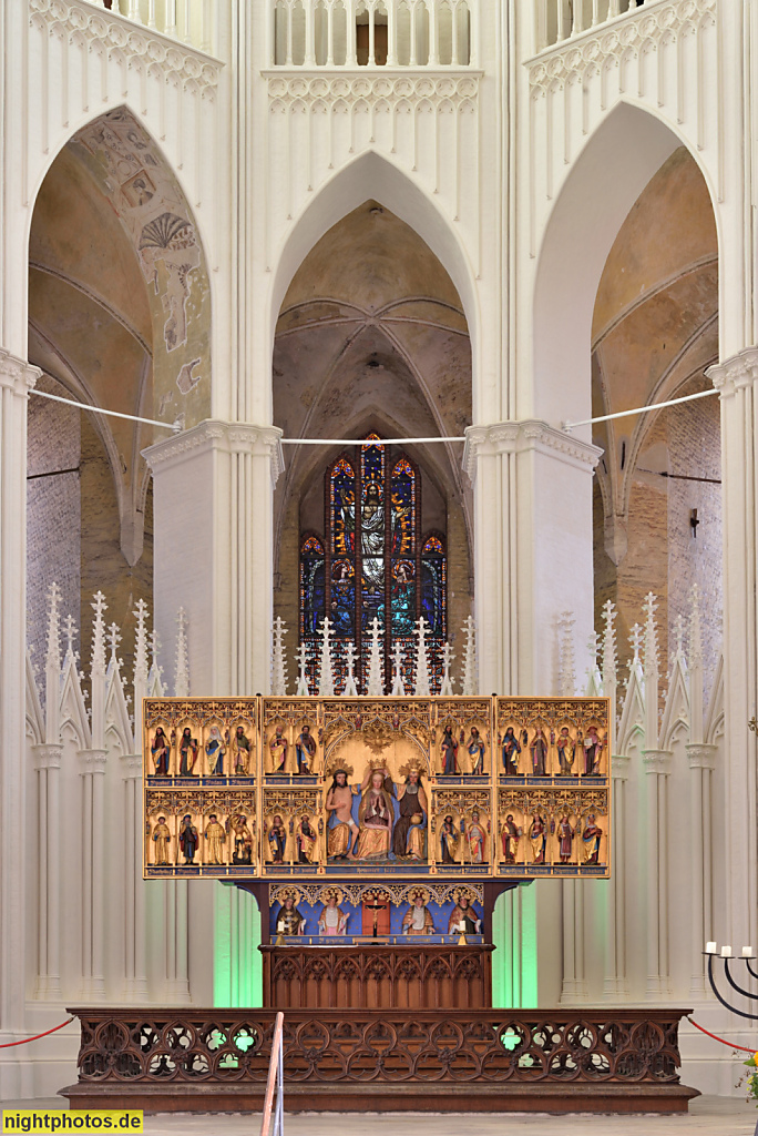 Stralsund. Altstadt. St. Marien erbaut im 14. Jhdt. in Spätgotik am Neuen Markt. Neogotischer Altarraum von 1841 nach  Karl Friedrich Schinkel ausgeführt von Johann Wilhelm Brüggemann. Marienkrönungsaltar erschaffen 1498