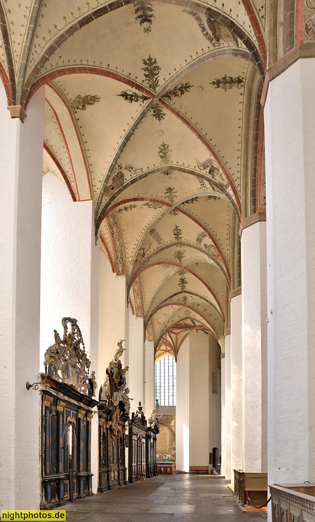 Stralsund. Altstadt. St. Marien erbaut im 14. Jhdt. in Spätgotik am Neuen Markt. Seitenschiff mit Grabkapellen unter bemalten Kreuzrippengewölbe