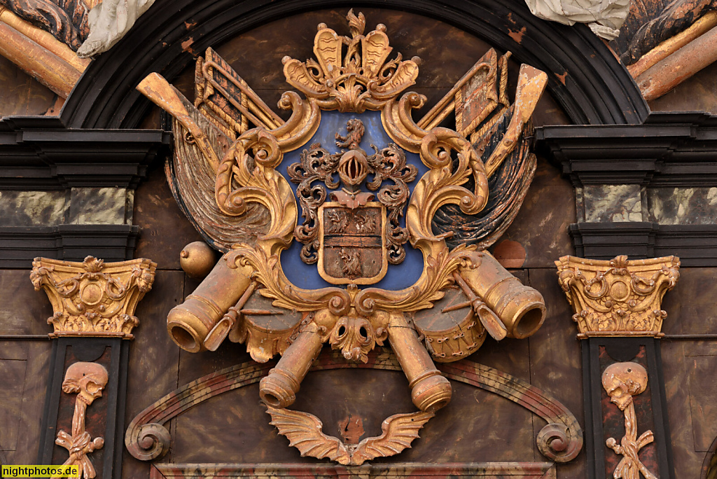 Stralsund. Altstadt. St. Marien erbaut im 14. Jhdt. in Spätgotik am Neuen Markt. Epitaph mit Waffen im Wappen