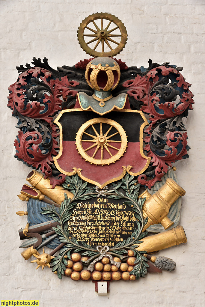Stralsund. Altstadt. St. Marien erbaut im 14. Jhdt. in Spätgotik am Neuen Markt. Epitaph von Andreas Wagnern mit Waffen im Wappen