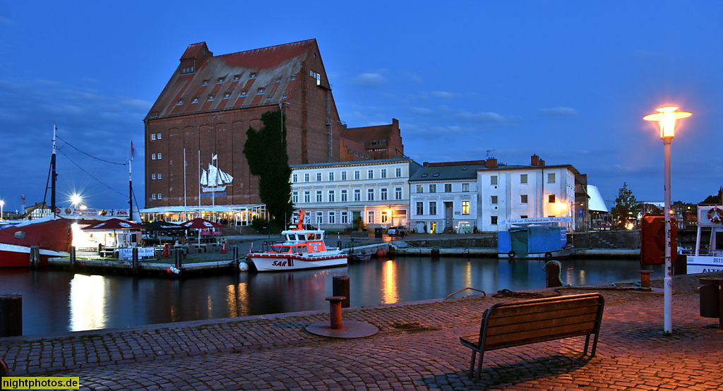 Stralsund. Hafen. Silo V erbaut 1939-1940 als Getreidesilo. An der Fährbrücke 3. Daneben Haus erbaut 1879 neoklassiszistisch. An der Fährbrücke 2. Fährbrücke erbaut 1865. Wiederaufbau 1994