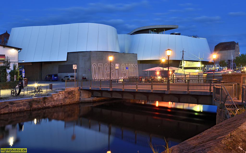 Stralsund. Hafen. Ozeaneum erbaut 2008 von Elke Reichel und Peter Schlaier des Architekturbüros Behnisch und Partner. Semlower Brücke erbaut 1868 Wiederaufbau 1995-1996