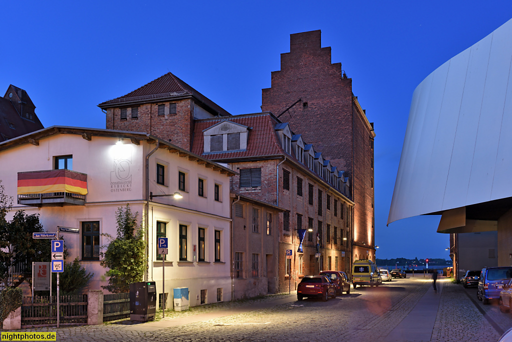 Stralsund. Hafen. Silo IV mit 'Kompagnie Kabbrusch' und Skurrileum. Erbaut 1935-1936 als Getreidesilo. Hafenstrasse 6-7 Ecke Neue Semlower Strasse