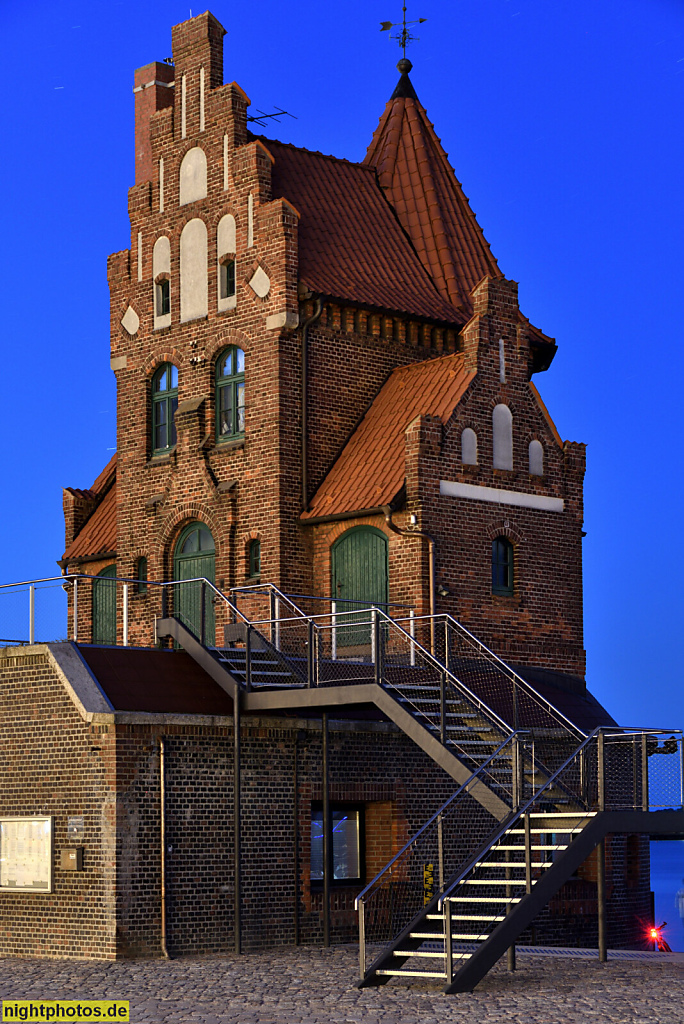 Stralsund. Hafen. Hansakai. Hafenamt und Lotsenstation. Erbaut 1901 als Lotsenwache von Ernst Dalmer. Saniert  2009-2010. Hafenstrasse 50