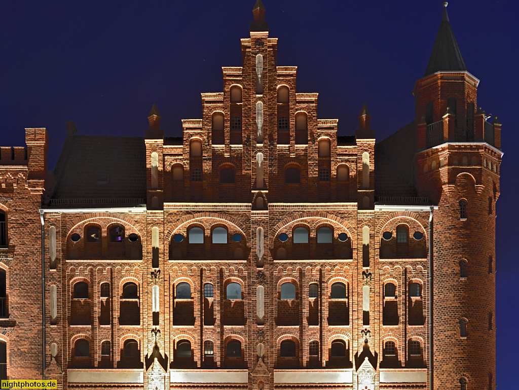 Stralsund. Hafen. Giebel des Restaurant Speicher 8 Hafenstrasse 8. Erbaut 1905 als Speicher I. 'Türmchenspeicher'. Saniert 2007-2010