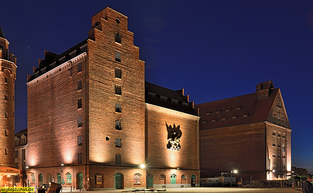 Stralsund. Hafen. Skurrileum. 'Silo IV' erbaut 1935-1936 als Getreidesilo mit Relief Kogge an der Hafenstrasse 6-7. Hinten 'Silo V' erbaut 1939-1940 mit Restaurant Fischermänns
