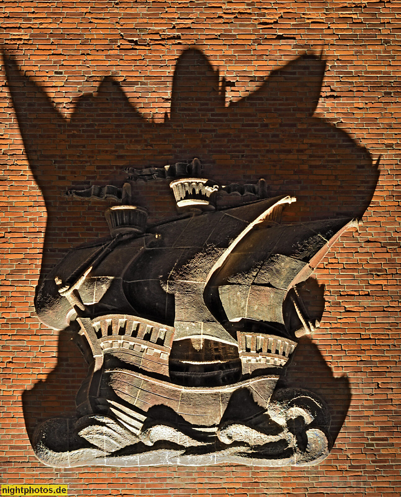 Stralsund. Hafen. Relief Kogge am 'Silo IV' erbaut 1935-1936 als Getreidesilo an der Hafenstrasse 6-7