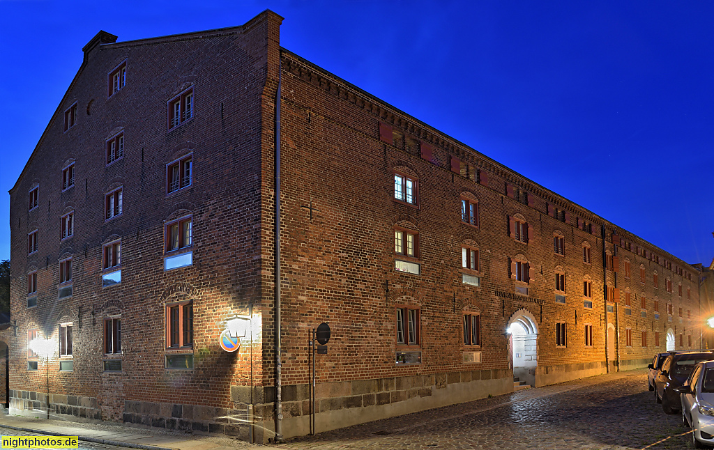 Stralsund. Seniorenwohnheim seit Umbau 2010-2011. Erbaut 1689-1699 von Schweden als Proviantmagazin. Umbau 1879 als Militärlager. Später Deutsche Saatgut-Handelszentrale. Schillstrasse 39
