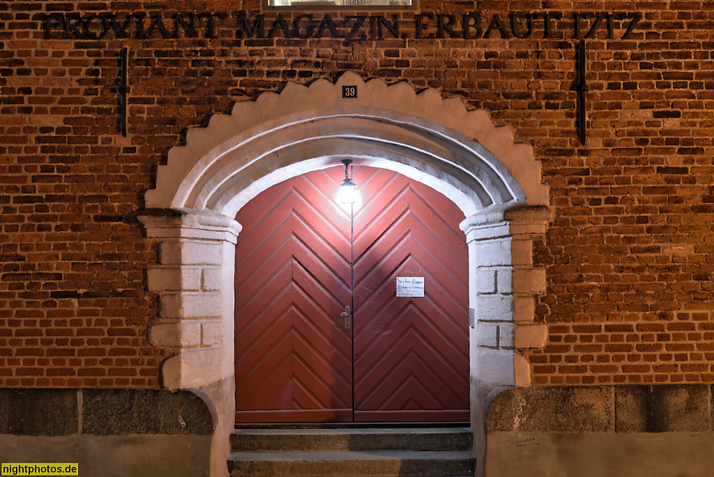 Stralsund. Seniorenwohnheim seit Umbau 2010-2011. Erbaut 1689-1699 von Schweden als Proviantmagazin. Umbau 1879 als Militärlager. Später Deutsche Saatgut-Handelszentrale. Portal. Schillstrasse 39