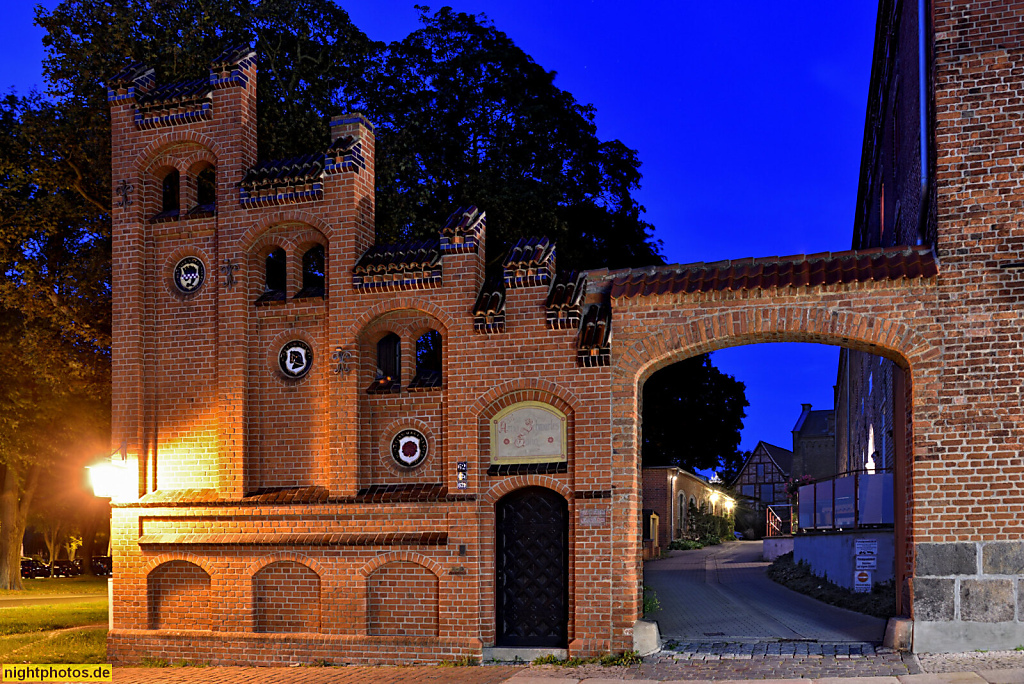 Stralsund. Neugotische Front erbaut 1895. Häuserreihe erbaut 1500 vom Bürgermeister Henning Wardenberg als Wohnungen für Bedürftige. Instandsetzung 1569 von Ratsherr Arend Swarte. Saniert 1998. Mönchstrasse 62