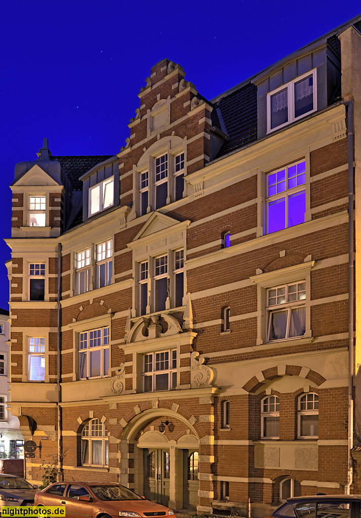 Stralsund. Wohn- und Geschäftshaus erbaut 1903 in Neorenaissance teilverputzt mit Erker Zwerchhäusern Fenstergiebeln und Gurtgesims. Knieperstrasse 15 Ecke Schillstrasse