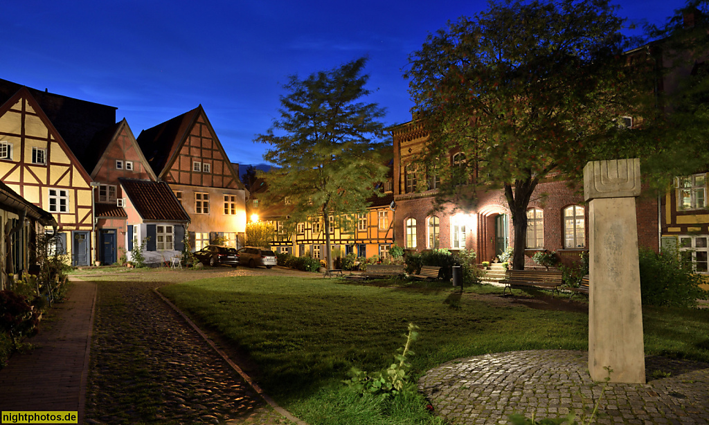 Stralsund. Hofgebäude des ehemaligen Johanniskloster mit jüdischer Gedenkstele von 1988. Kloster errichtet ab 1254 von Franziskanern. Schillstrasse 27-28 Am Johanniskloster