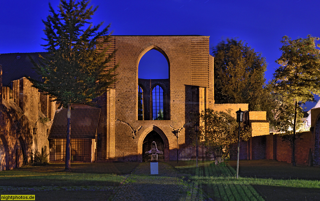 Stralsund. Ruine des ehemaligen Johanniskloster. Kloster errichtet ab 1254 von Franziskanern. Zerstört 1944. Nachbildung der Pietà von Ernst Barlach. Schillstrasse 27-28 Am Johanniskloster
