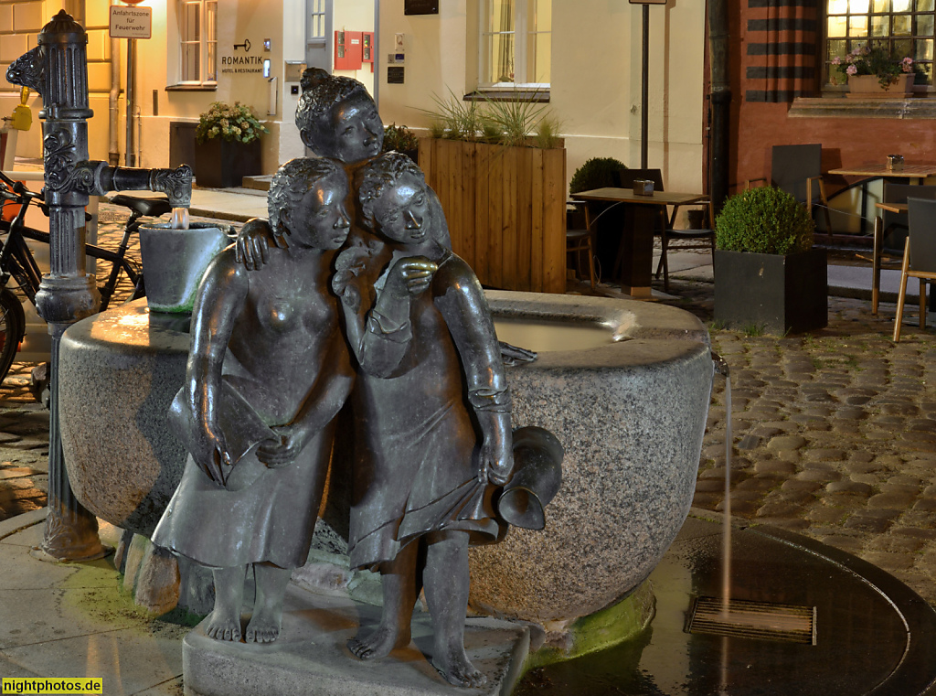 Stralsund. Mägdebrunnen. Erschaffen 2003 vom Bildhauer Günter Kaden. Bronze auf Granit. Ersatz für historischen Brunnen 'am Schilde' "Fährstrasse 7"