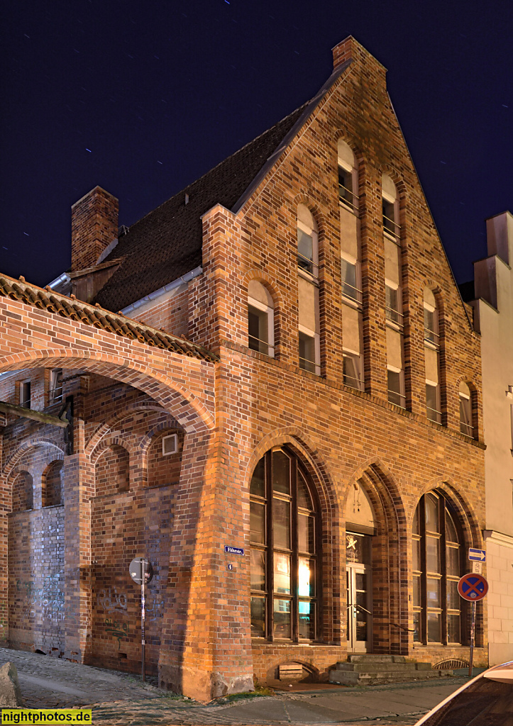 Stralsund. Konditorei Frötsch. Historischer Backsteinbau mit Spitzbogenfenstern. Fährstrasse 6 Ecke Bechermacherstrasse