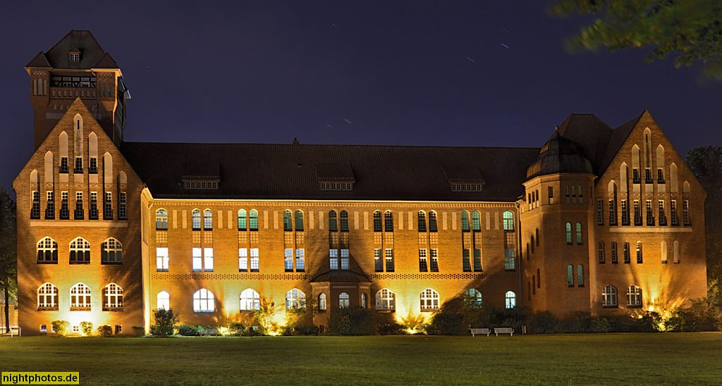Stralsund. Hansa Gymnasium. Erbaut 1911-1913 als  Höhere Mädchenschule. Ab 1959 erweiterte Oberschule (EOS). Sanierung 1991 und 2000-2001. Fährwall 19