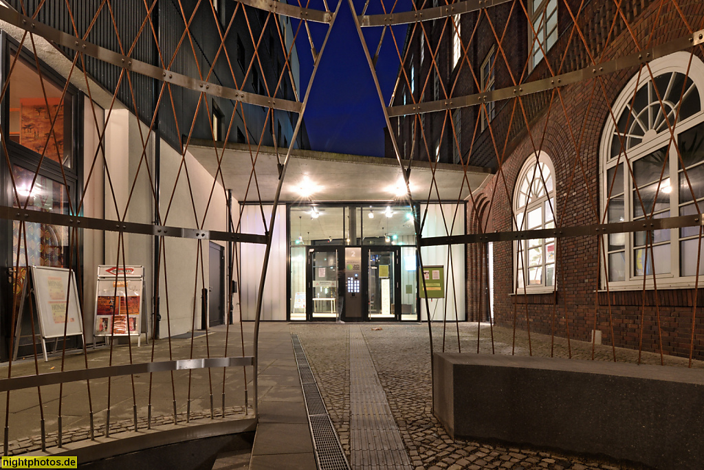 Berlin Neukölln. EarthNest. Als Dekoloniales Denkzeichen erschaffen 2024 von Künstlerkollektiv The Lockward Collective. Vor Eingang zum Global Village. Am Sudhaus 2