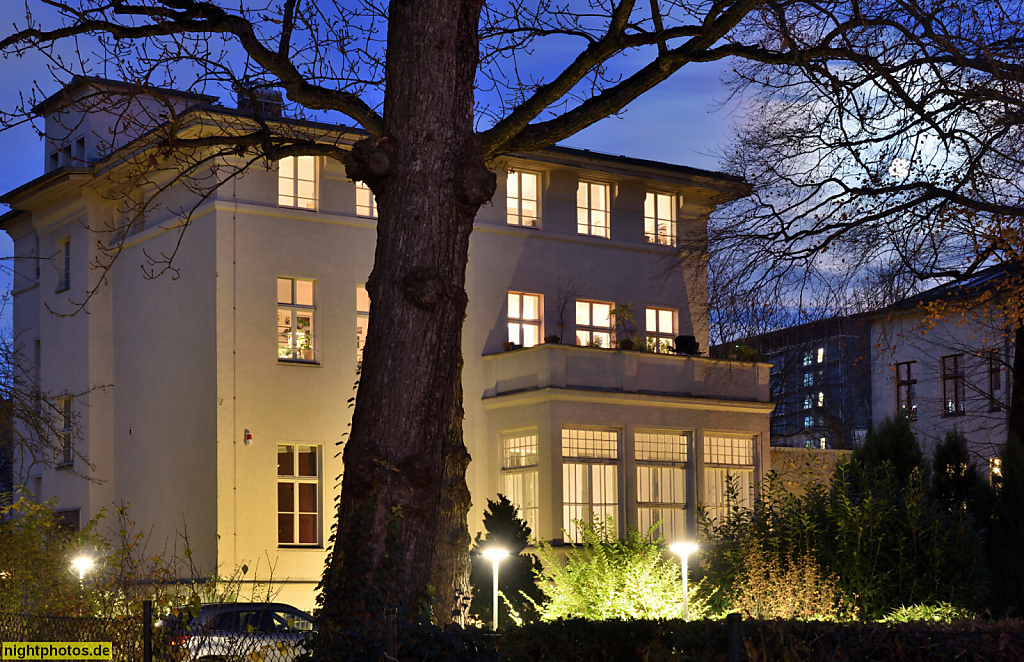 Berlin Treptow. Mietvilla erbaut um 1880 mit Wintergarten und ausgebautem Mezzaningeschoss. Puschkinallee 3