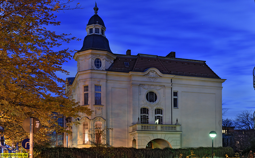 Berlin Treptow. Villa mit Jugendstilelementen Eckturm und Altan erbaut um 1900. Eichenstrasse 1