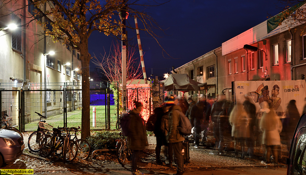 Berlin Treptow. Marktveranstaltung auf dem Aussengelände der Arena. Eichenstrasse 6