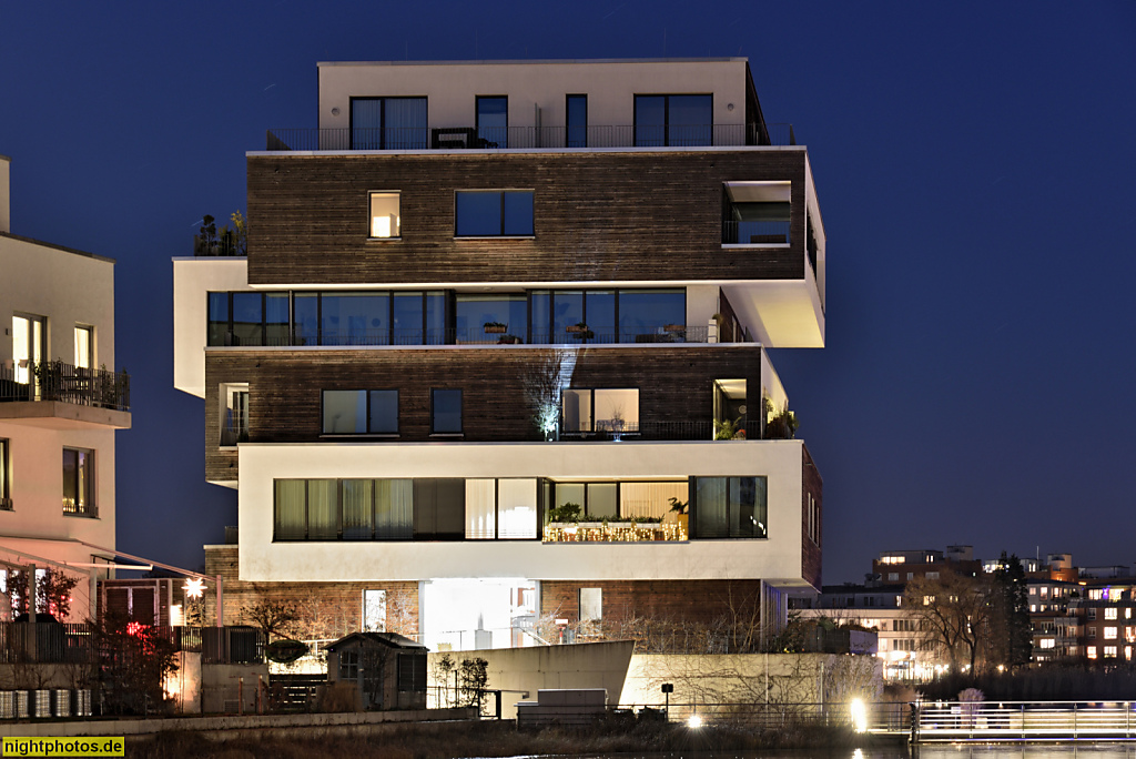 Berlin Grünau. Wohnhaus erbaut 2015-2018 als Torhaus 2 im Quartier 52° Nord von Pätzold Architekten für Buwog Bauträger GmbH. Holzstapelhaus. Preisträger Iconic Awards 2020. Relingstrasse 48